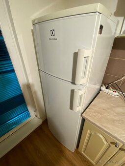 Predám chladničku s mrazničkou Electrolux - 2
