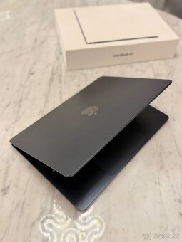Apple Macbook Air 13 M2 2022 - Modrý - 8 cyklov ako NOVÝ - 2