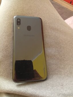 Predám Samsung Galaxy A20e - 2