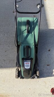POKAZENÁ akumulátorová kosačka Bosch - 2