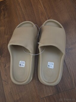 Adidas Yeezy Slide šľapky / papuče veľkosť 44 béžová - 2