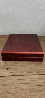 NGC prvý deň vydania Charles III. - 2