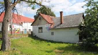 Starší dom na rekonštrukciu s veľkým pozemkom v Banskej Štia - 2