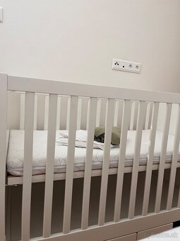 Detská postieľka 120x60 cm s roštom, matracom a úložnými zás - 2