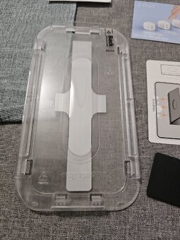 Spigen Glas.tR EZ Fit - Nové sklo na iPhone 14 Pro - 2
