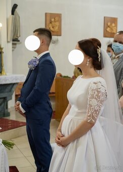 Svadobné šaty s čipkou na rukávoch - 2