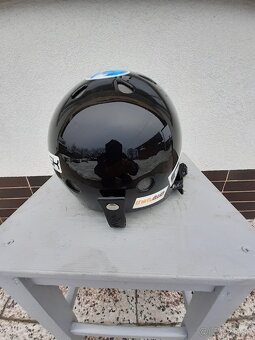 Lyžiarská prilba. - 2