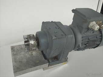 Elektromotor s prevodovkou - 2