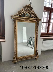 Zrkadlo v zdobenom starožitnom ráme - 2
