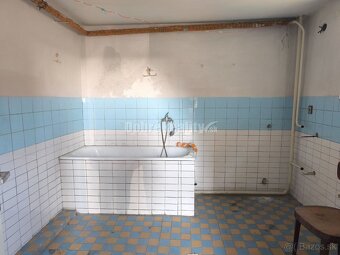 Priestranný ,slnečný rodinný dom v pôvodnom stave , vhodný n - 2