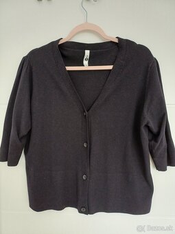 Dámsky tmavý kratší sveter - 2