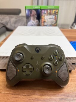 Xbox One S 1TB / Hry + 2 ovládače - 2