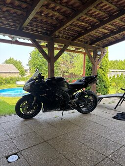 Yamaha R1 - 2
