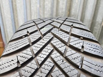 2 ks takmer nejazdených zimných pneu Hankook - 215/55 r17 - 2