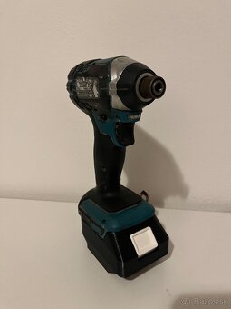 Predam adapter z Dewalt baterie na Makita naradie - 2