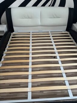 Posteľ, nočné stolíky, nočné lampy - 2