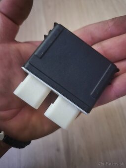 Riadiaca jednotka na otváranie piatych dverí - 2