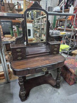 Predám kozmetický Stolík - 2