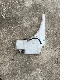 Nádobka na vodu do ostrekovačov BMW e9 - 2