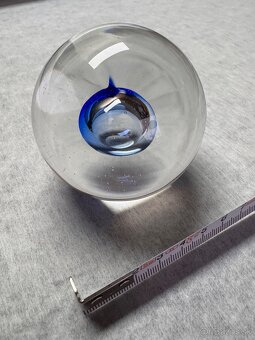 Skleněné těžítko s modrým středem ve tvaru bubliny - 2