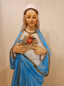 Krásna masívna soška /alabaster/ cena 40€/výška-32cm/ - 2