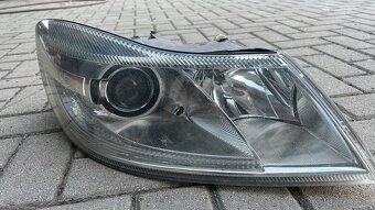 Predám originál predné pravé xenonove svetlo - 2