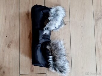 Čierný rukávnik s kožušinou na kočík - 2