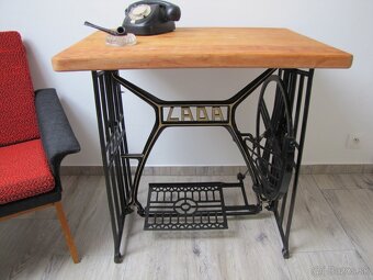 Starý stôl zo starého šijacieho stroja - 2