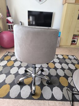 Stolička značky Mark Adler. - 2