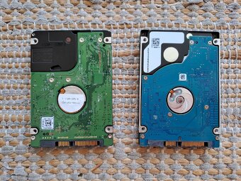 Predám SATA 2,5 palcové hard disky do notebooku - 2