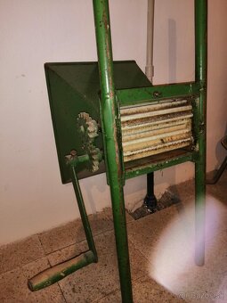 Mlynček a preš na hrozno - 2
