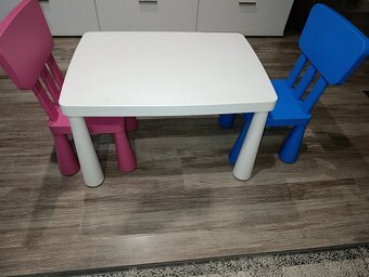 Detský stolík a dve stolicky - 2
