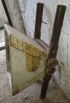 Starý ručný DRVIČ hrozna - Mlynček na hrozno - 2