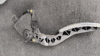 Renault Megane 3, plynový pedál - 2