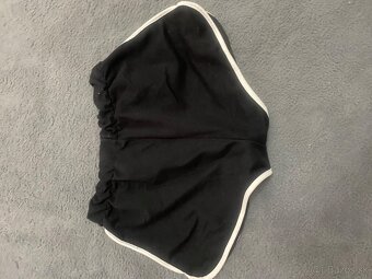 Kraťasy čiernobiele - 2