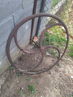 Liatinove koleso na studnu 1 - 2