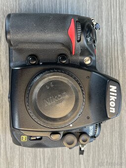 Nikon D700 + battery pack Nikon MB D10 - 2