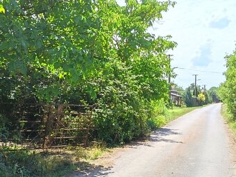 Na predaj stavebný pozemok s povolením na výstavbu rodinného - 2