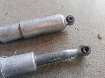 Zadné tlmiče na Stadion S22 - 2