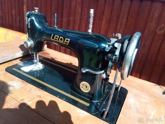 Šijací stroj manualny - 2