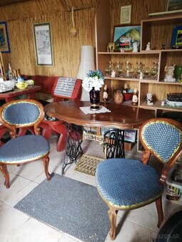 Kreslá zo stolíkom a šijací stroj. - 2