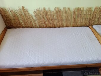 Drevená posteľ s matracom - 2
