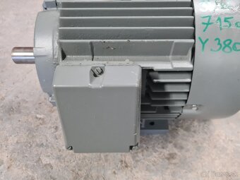 Predám nepoužitý pätkový el.motor 3kW 715ot - 2