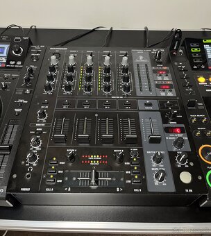 Behringer DJX750 - 2