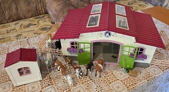 Schleich 42344 Stajňa s koňmi a príslušenstvom - 2