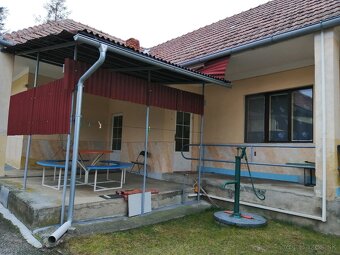 DOM S GARÁŽOU A ZÁHRADOU. - 2