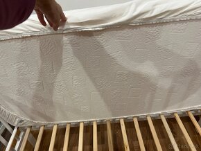 Dětská postýlka s matrací a prostěradly - 2