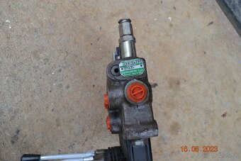 Hydraulický rozvádzač 4 - sekciový - 2