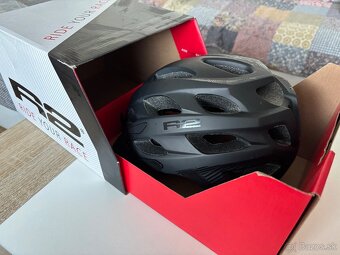 Dámska čierna cyklistická prilba - 2