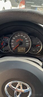 Predam kvalitnu zachovalu bielu Toyotu Yaris 1,0. - 2